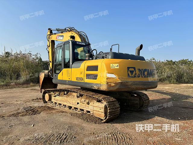 駕駛室整體(整機(jī)外觀) 駕駛室整體(整機(jī)外觀)