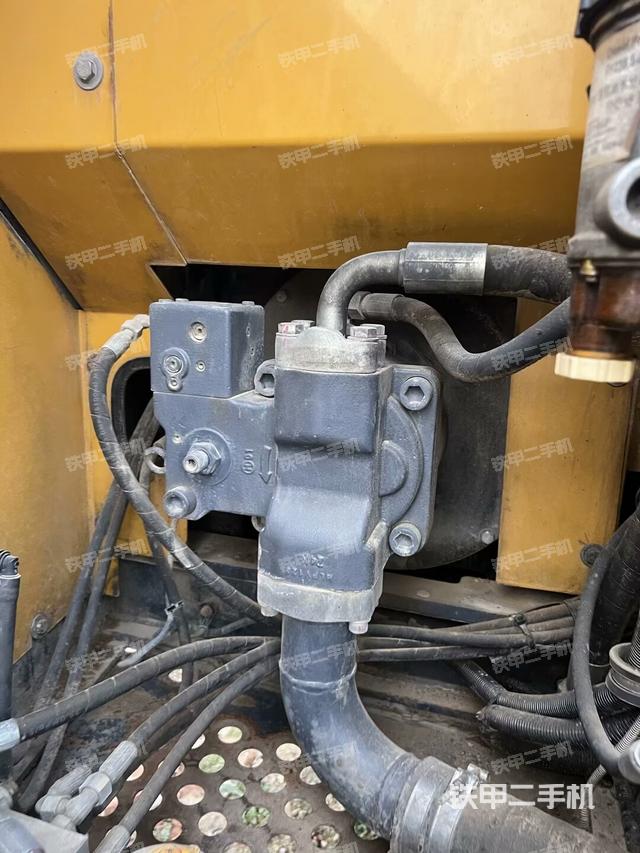 液壓泵艙室正面整體（整機外觀）