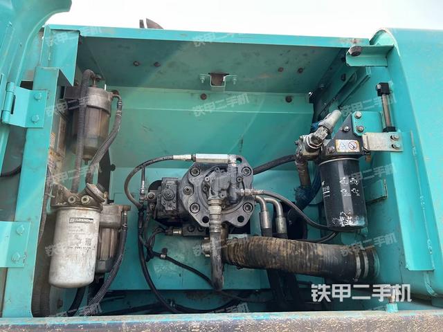 液壓泵艙室正面整體(整機外觀) 液壓泵艙室正面整體(整機外觀)