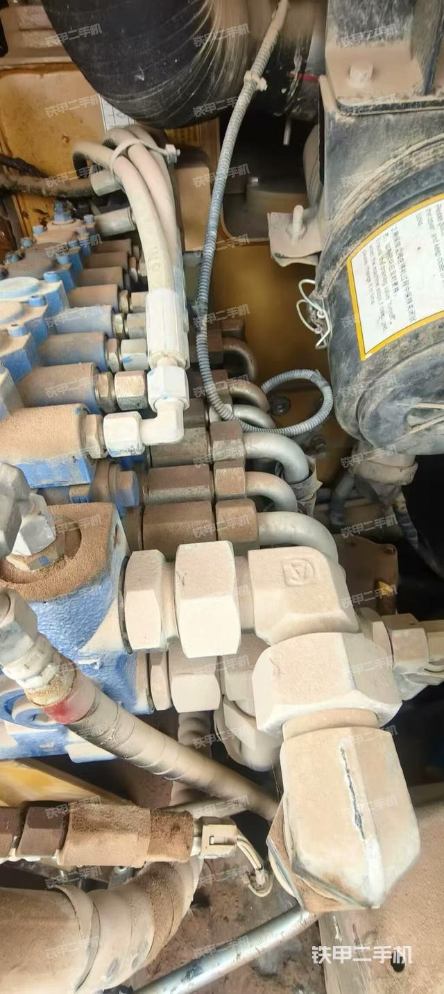 回轉(zhuǎn)馬達(dá)和主控閥（整機(jī)外觀）