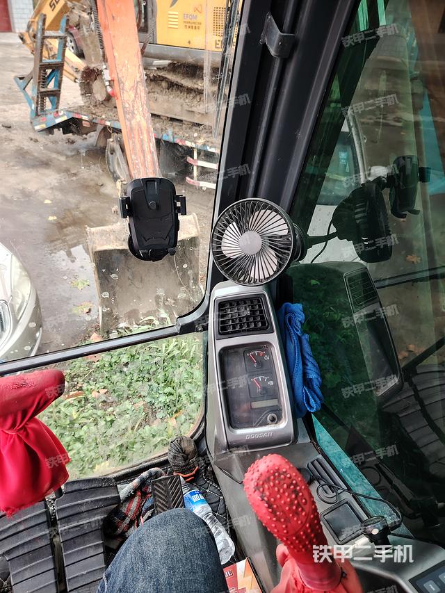 駕駛室整體(整機(jī)外觀) 駕駛室整體(整機(jī)外觀)