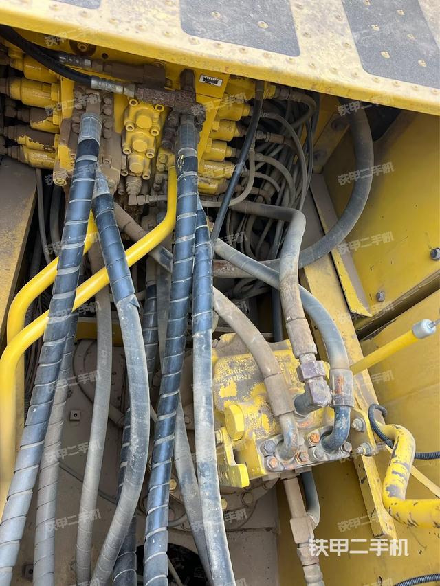 回轉(zhuǎn)馬達(dá)和主控閥（整機(jī)外觀）