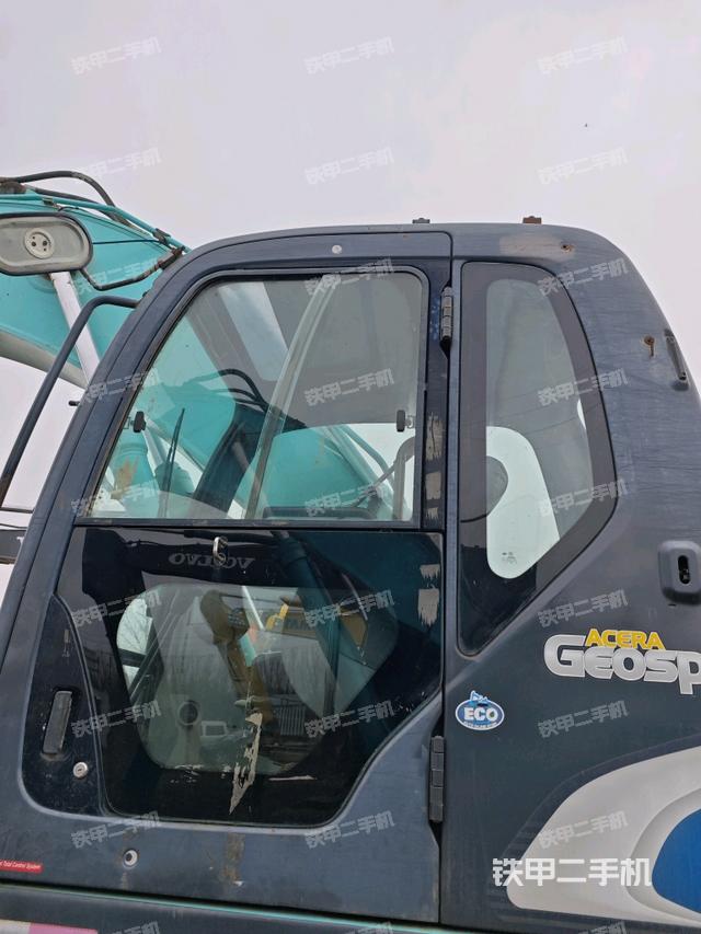 駕駛室頂部(整機外觀) 駕駛室頂部(整機外觀)