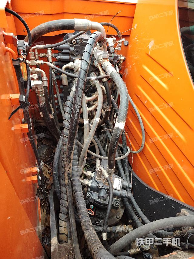 回轉(zhuǎn)馬達(dá)和主控閥(整機(jī)外觀) 回轉(zhuǎn)馬達(dá)和主控閥(整機(jī)外觀)