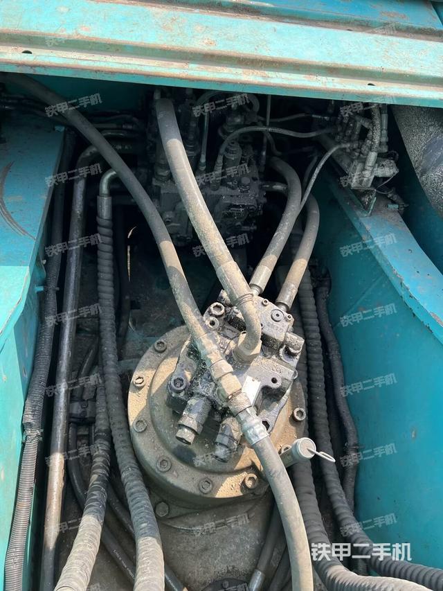 回轉(zhuǎn)馬達和主控閥(整機外觀) 回轉(zhuǎn)馬達和主控閥(整機外觀)