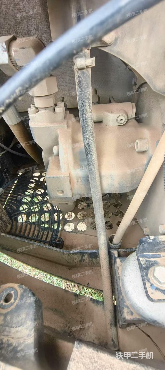 液壓泵艙室正面整體（整機(jī)外觀）