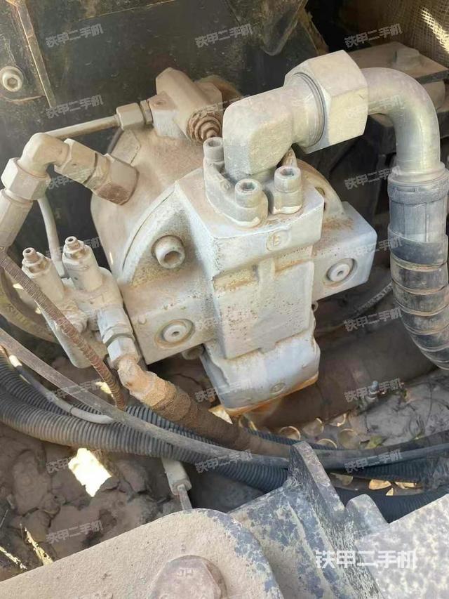 液壓泵艙室正面整體(整機(jī)外觀) 液壓泵艙室正面整體(整機(jī)外觀)