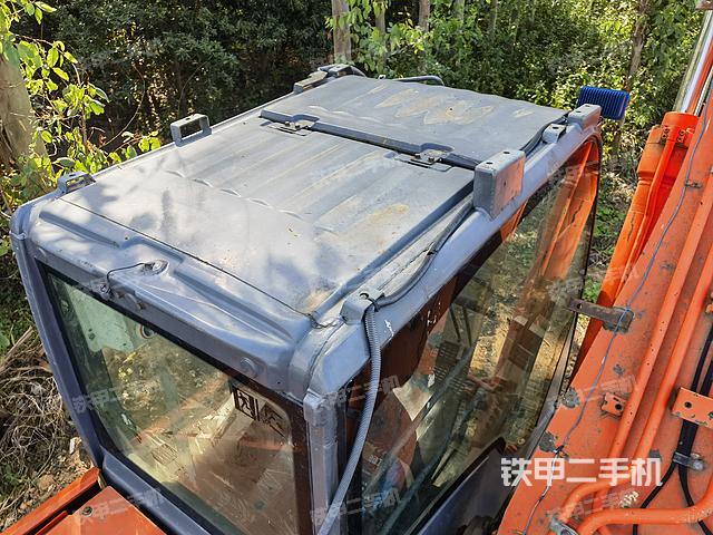 駕駛室頂部(整機(jī)外觀) 駕駛室頂部(整機(jī)外觀)