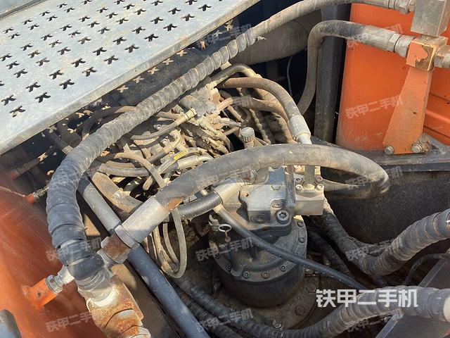 回轉(zhuǎn)馬達(dá)和主控閥（整機(jī)外觀）