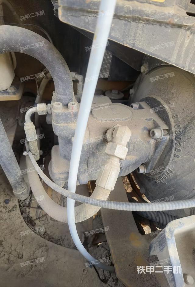 液壓泵艙室正面整體(整機外觀) 液壓泵艙室正面整體(整機外觀)