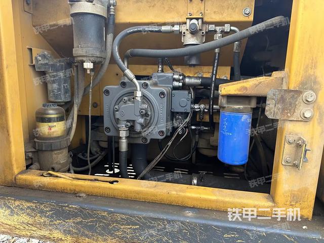 液壓泵艙室正面整體（整機外觀）