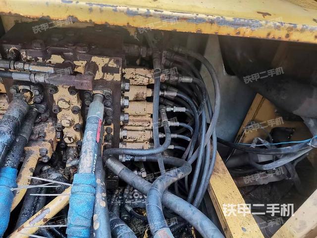駕駛室頂部(整機(jī)外觀) 駕駛室頂部(整機(jī)外觀)