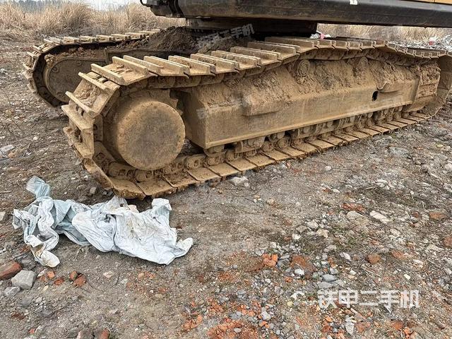 單側(cè)履帶整體(整機外觀) 單側(cè)履帶整體(整機外觀)