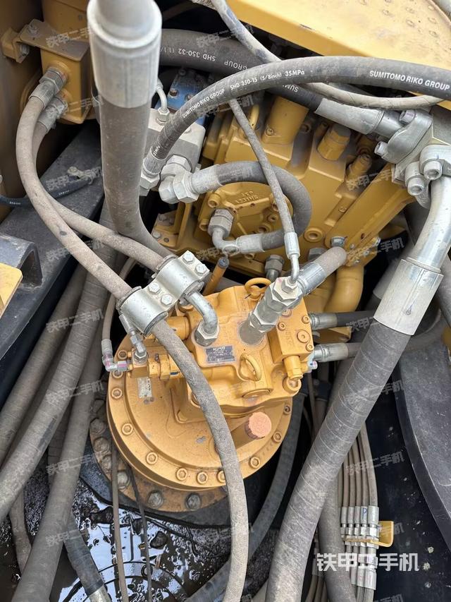 回轉(zhuǎn)馬達(dá)和主控閥(整機外觀) 回轉(zhuǎn)馬達(dá)和主控閥(整機外觀)