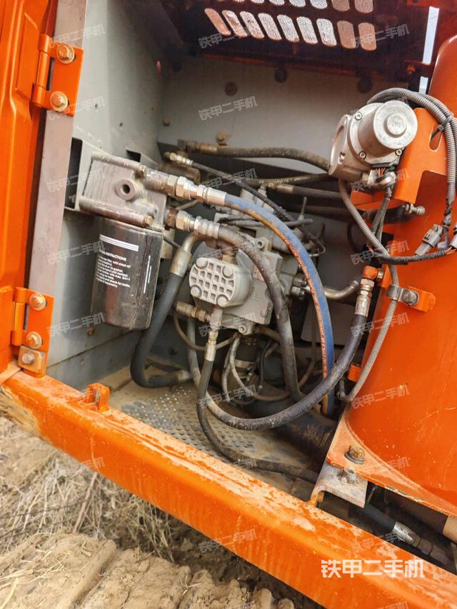 液壓泵艙室正面整體(整機(jī)外觀) 液壓泵艙室正面整體(整機(jī)外觀)