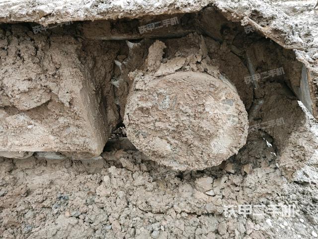 左驅(qū)動輪（行走機構(gòu)）