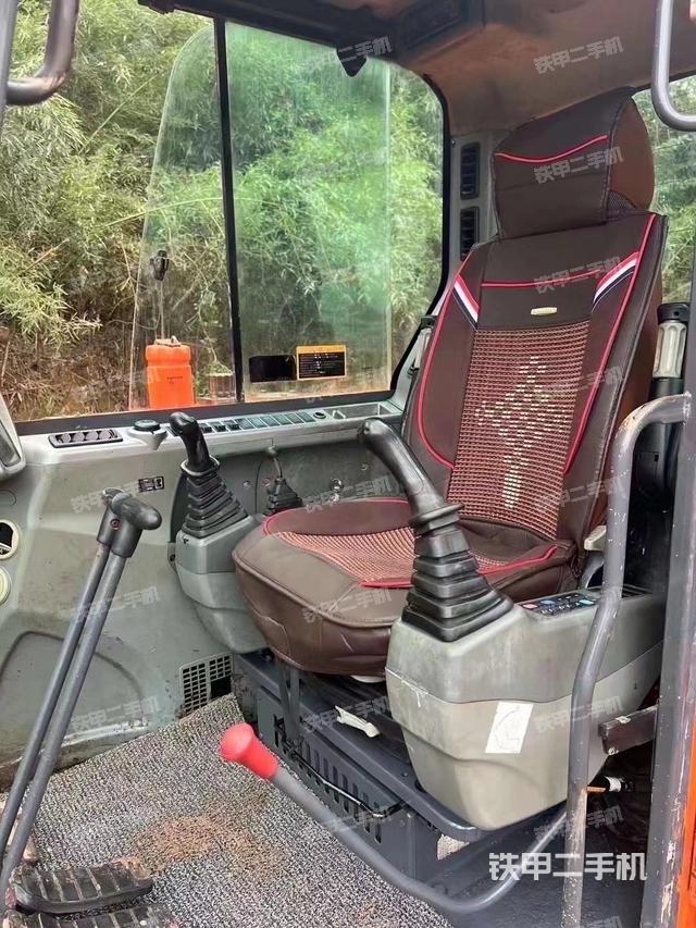 駕駛室整體(整機外觀) 駕駛室整體(整機外觀)