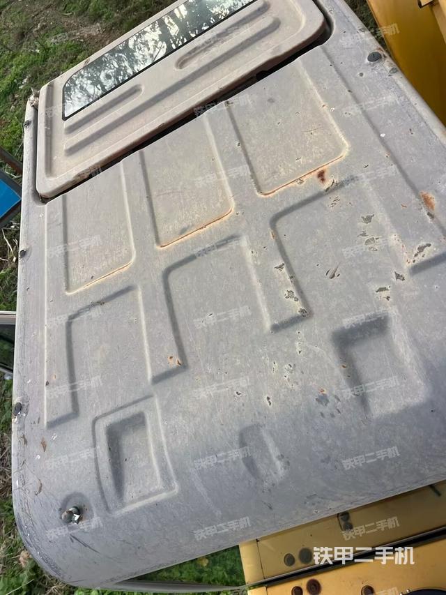 駕駛室頂部(整機(jī)外觀) 駕駛室頂部(整機(jī)外觀)
