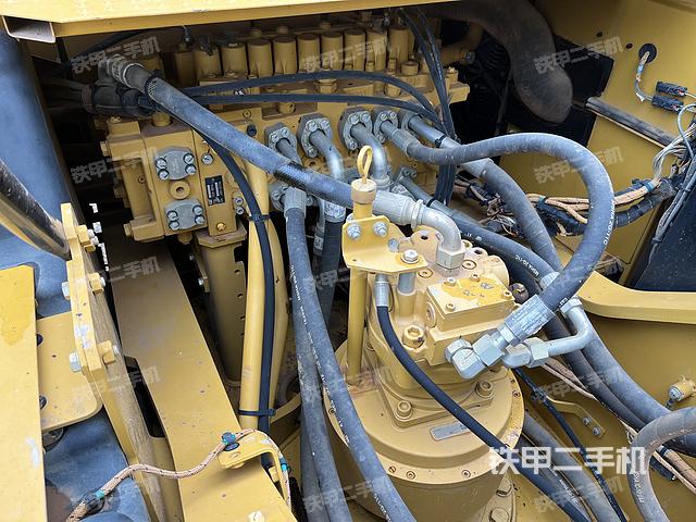 回转马达和主控阀（整机外观）