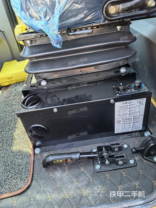 駕駛室工作臺(整機(jī)外觀及大件) 駕駛室工作臺(整機(jī)外觀及大件)