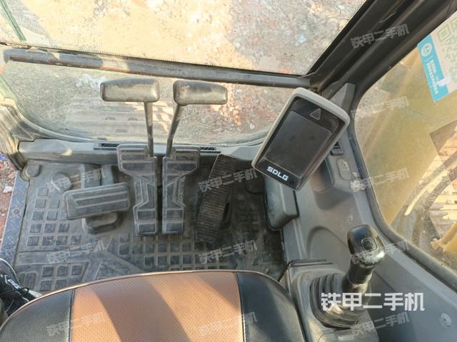 行走控制手柄和踏板?俯拍（駕駛室部分）