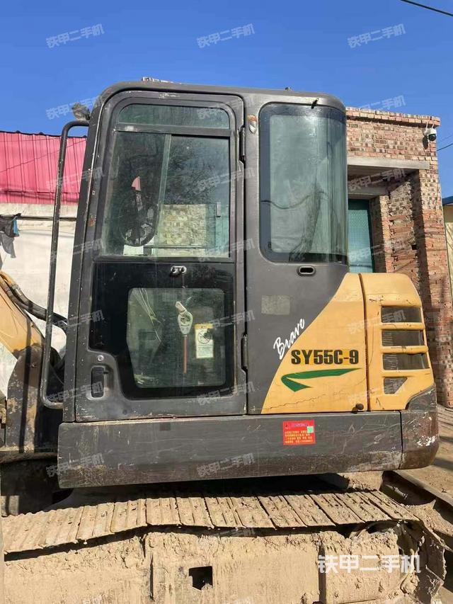 駕駛室整體(整機(jī)外觀) 駕駛室整體(整機(jī)外觀)