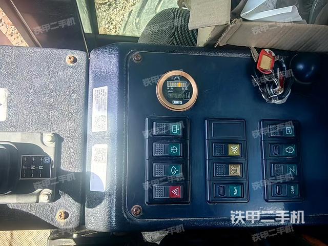 駕駛室操作臺(設(shè)備外觀及核心部件) 駕駛室操作臺(設(shè)備外觀及核心部件)