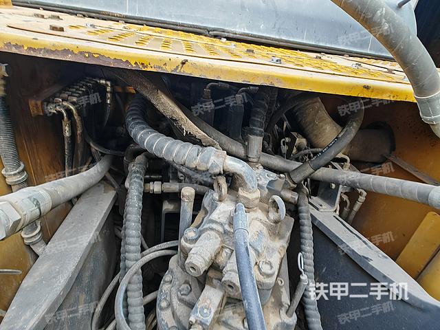 回轉(zhuǎn)馬達(dá)和主控閥（整機(jī)外觀）