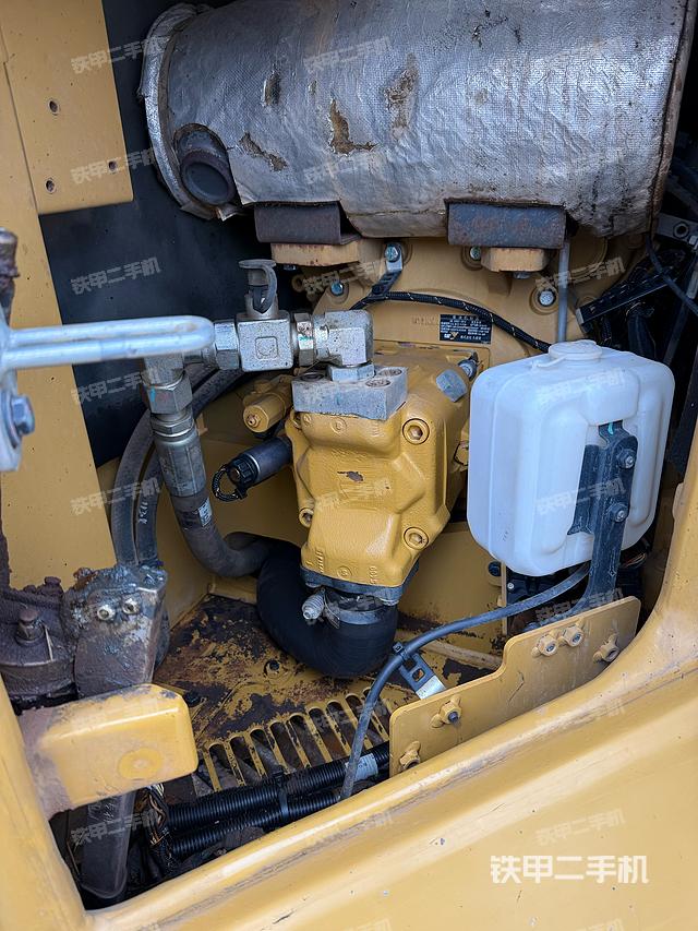 液壓泵艙室正面整體（整機外觀）