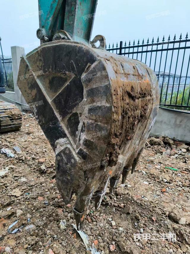 液壓泵艙室正面整體(整機外觀) 液壓泵艙室正面整體(整機外觀)