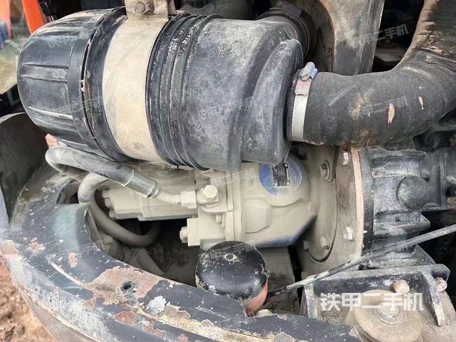 液壓泵艙室正面整體(整機外觀) 液壓泵艙室正面整體(整機外觀)