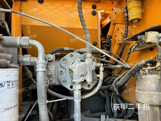 液壓泵艙室正面整體（整機外觀）