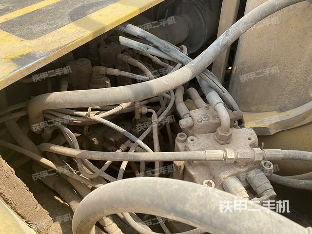 回转马达和主控阀(整机外观) 回转马达和主控阀(整机外观)