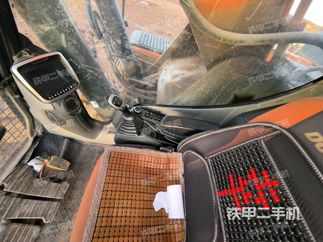座椅右側(cè)控制臺(tái)/鑰匙門/油門/含右手柄(駕駛室部分) 座椅右側(cè)控制臺(tái)/鑰匙門/油門/含右手柄(駕駛室部分)