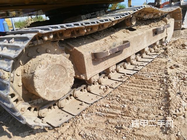 單側(cè)履帶整體(整機(jī)外觀) 單側(cè)履帶整體(整機(jī)外觀)