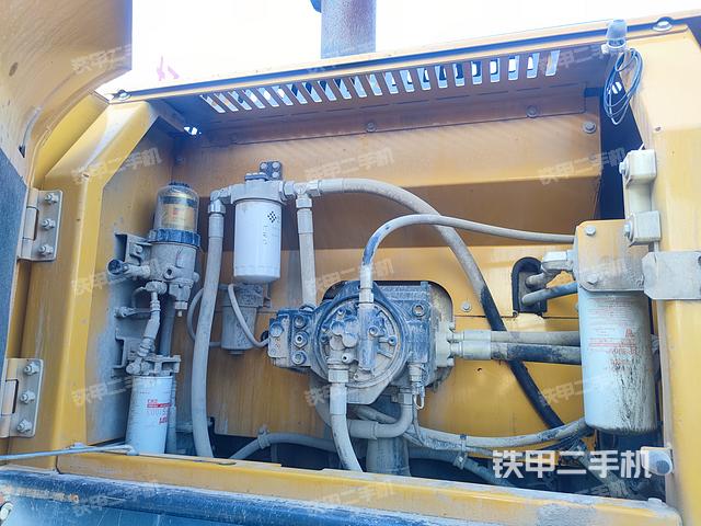 液壓泵艙室正面整體(整機外觀) 液壓泵艙室正面整體(整機外觀)