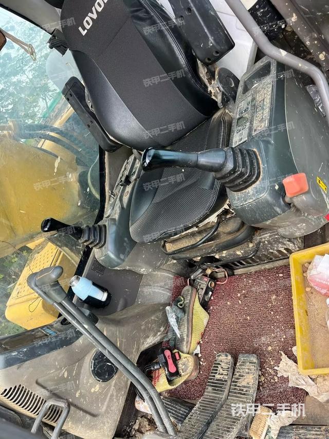 駕駛室整體(整機(jī)外觀) 駕駛室整體(整機(jī)外觀)