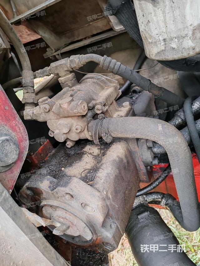 液壓泵艙室正面整體（整機外觀）