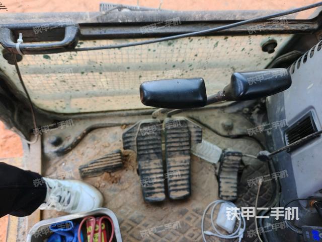 行走控制手柄和踏板?俯拍（駕駛室部分）