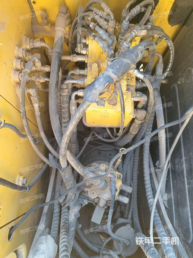 回轉(zhuǎn)馬達(dá)和主控閥（整機(jī)外觀）