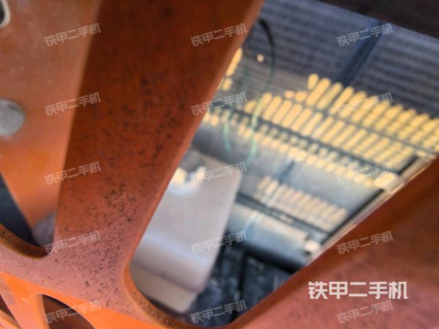 散熱器正面(大件艙室) 散熱器正面(大件艙室)