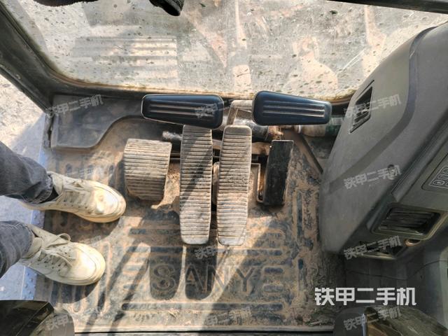 行走控制手柄和踏板?俯拍（駕駛室部分）