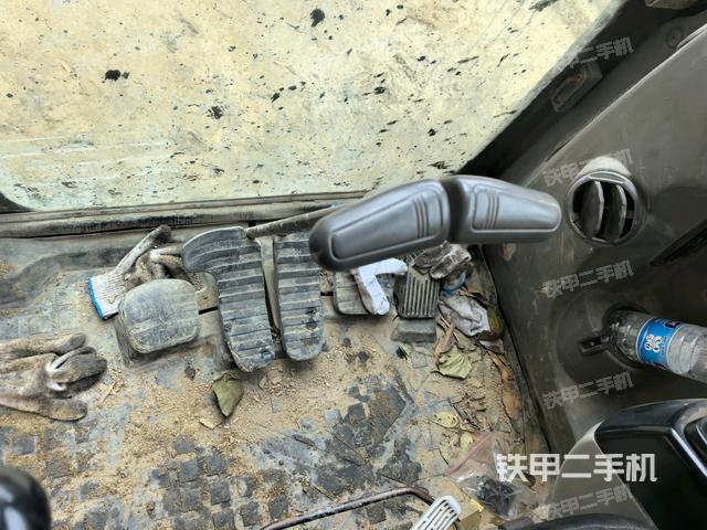 行走控制手柄和踏板?俯拍(駕駛室部分) 行走控制手柄和踏板?俯拍(駕駛室部分)