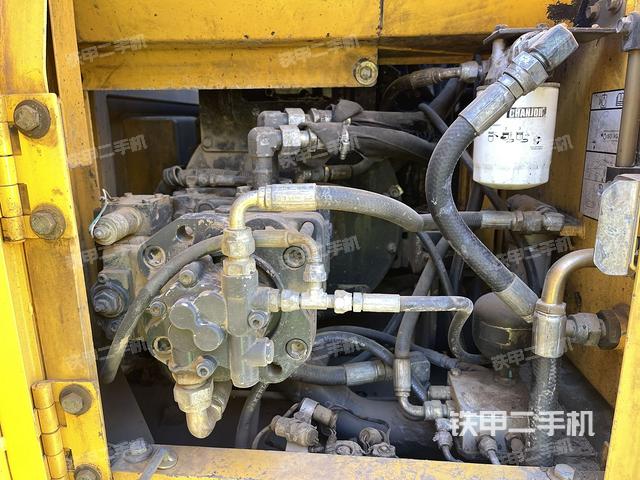 液壓泵艙室正面整體（整機外觀）