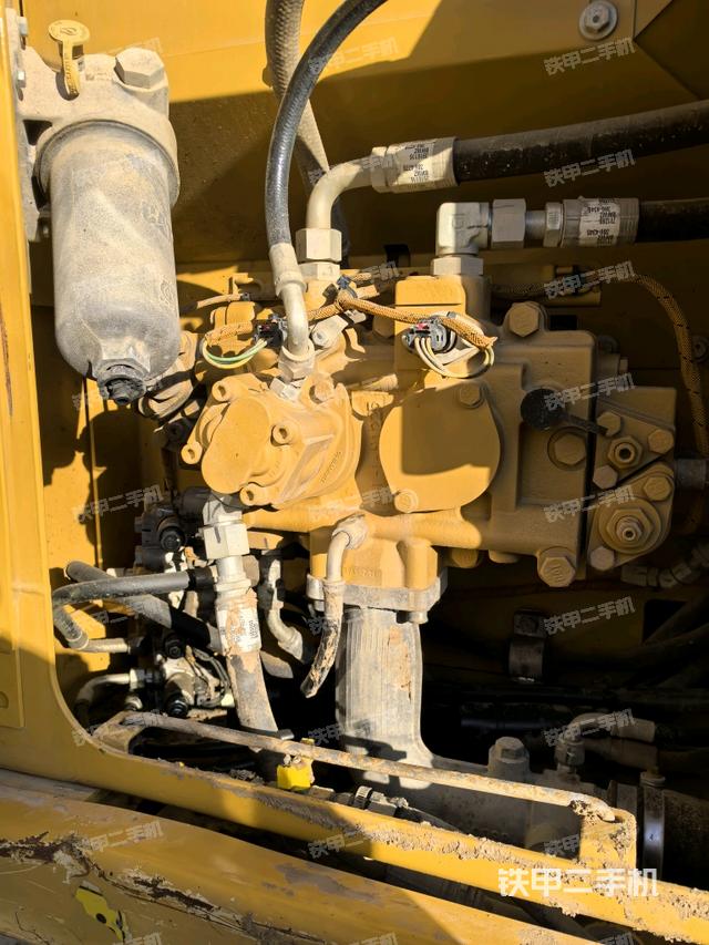 液壓泵艙室正面整體(整機外觀) 液壓泵艙室正面整體(整機外觀)