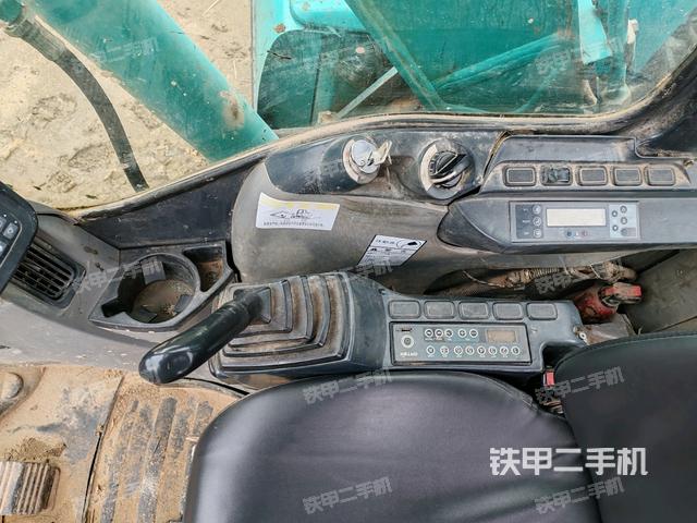 座椅右側(cè)控制臺/鑰匙門/油門/含右手柄(駕駛室部分) 座椅右側(cè)控制臺/鑰匙門/油門/含右手柄(駕駛室部分)