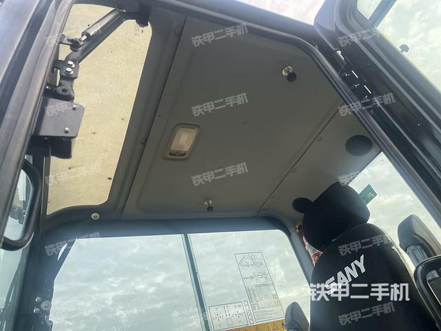 行走控制手柄和踏板?俯拍（駕駛室部分）