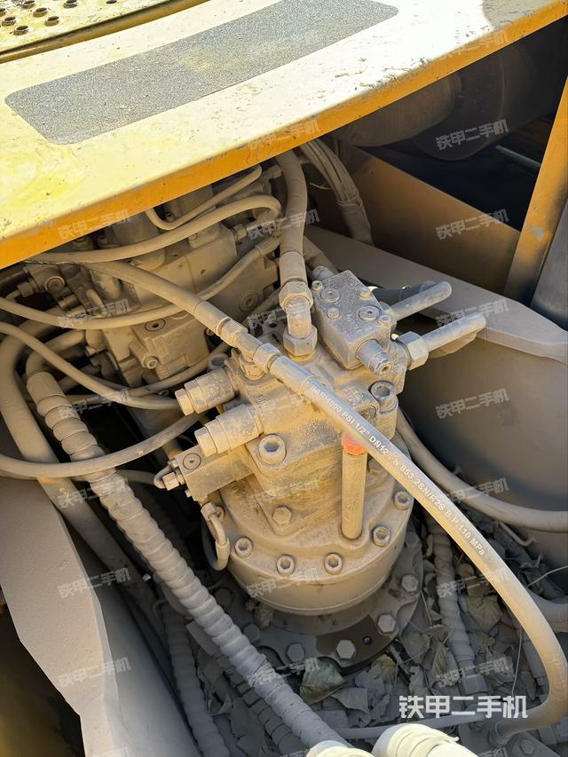 回轉(zhuǎn)馬達(dá)和主控閥（整機(jī)外觀）