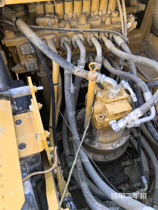 回轉(zhuǎn)馬達(dá)和主控閥（整機(jī)外觀）