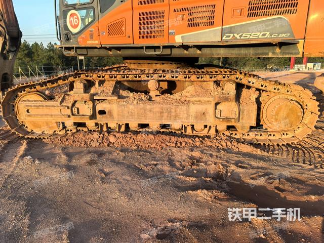 右側(cè)履帶整體(行走機(jī)構(gòu)) 右側(cè)履帶整體(行走機(jī)構(gòu))